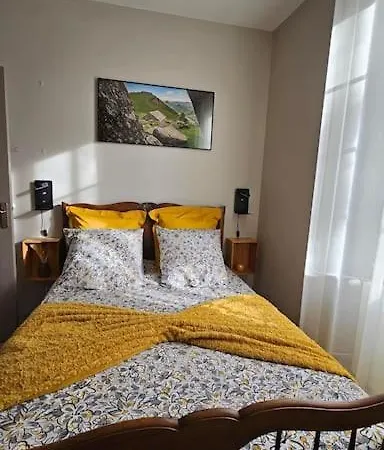 L'oustal De L'adrienne E Jean , De Campagne Au Pied Des Montagnes * Tournemire (Cantal)