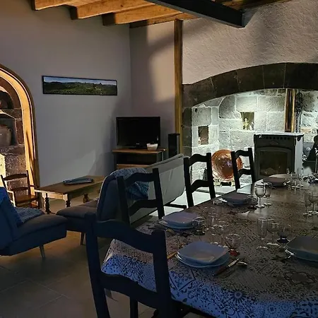 L'oustal De L'adrienne E Jean , De Campagne Au Pied Des Montagnes * Tournemire (Cantal)