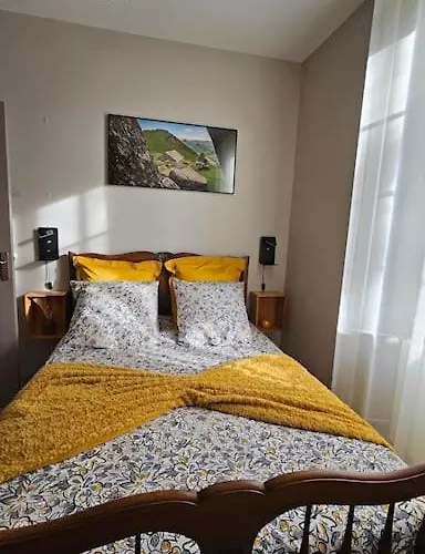 L'oustal De L'adrienne E Jean , De Campagne Au Pied Des Montagnes * Tournemire (Cantal)