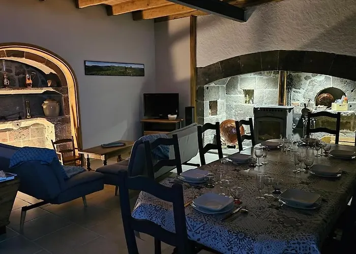 L'oustal De L'adrienne E Jean , De Campagne Au Pied Des Montagnes * Tournemire (Cantal)